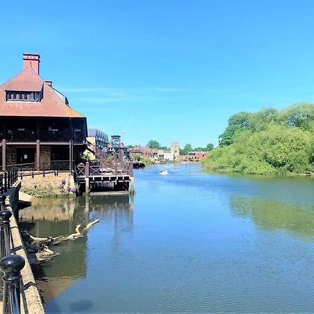 Idyllic Thames Riverside Apartment With Free Parking Isleworth Exterior photo